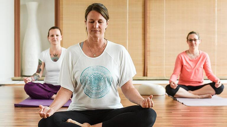 Katja Seuffert gibt seit acht Jahren in der Mozartschule Yoga-Kurse. Für die richtige Wohlfühl-Atmosphäre wurde Holzparkett verlegt, die Wände wurden in sanften, erdfarbenen Tönen gestrichten. Katja Seuffert gibt seit acht Jahren in der Mozartschule Yoga-Kurse. Für die richtige Wohlfühl-Atmosphäre wurde Holzparkett verlegt, die Wände wurden in sanften, erdfarbenen Tönen gestrichten.