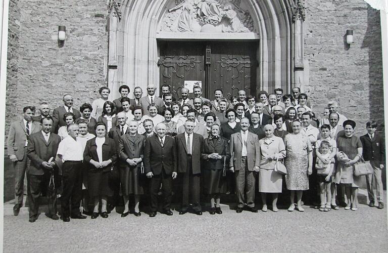 Im Jahr 1969 kam es in Gerolzhofen zum ersten Heimattreffen früherer Bewohner von Márkó und deren Angehörigen. Das Bild entstand vor dem Hauptportal der Gerolzhöfer Stadtpfarrkirche.