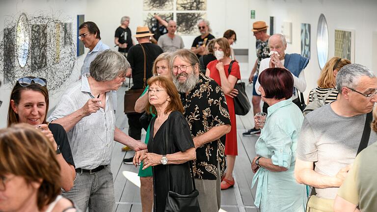 Die Ausstellung der Ateliergemeinschaft Malerfürstentum Neu-Wredanien auf der Arte Noah des Kunstvereins Würzburg interessierte zahlreiche Besucherinnen und Besucher.