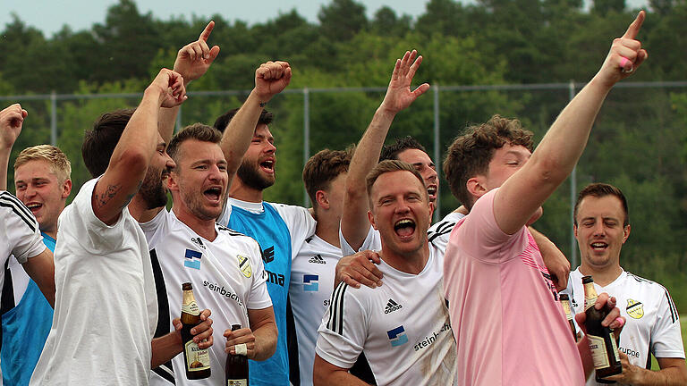 Der FC Strahlungen kehrt durch einen 1:0-Sieg gegen den SV Stammheim im Rückspiel der Bezirksliga-Relegation nach fünf Jahren in die Bezirksliga zurück.