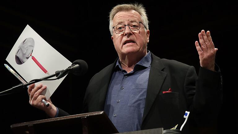 Preisträger Fritz Strack bedankte sich mit einer selbst gedichteten kleinen Ballade für den schrägen Nobelpreis. Preisträger Fritz Strack bedankte sich mit einer selbst gedichteten kleinen Ballade für den schrägen Nobelpreis.