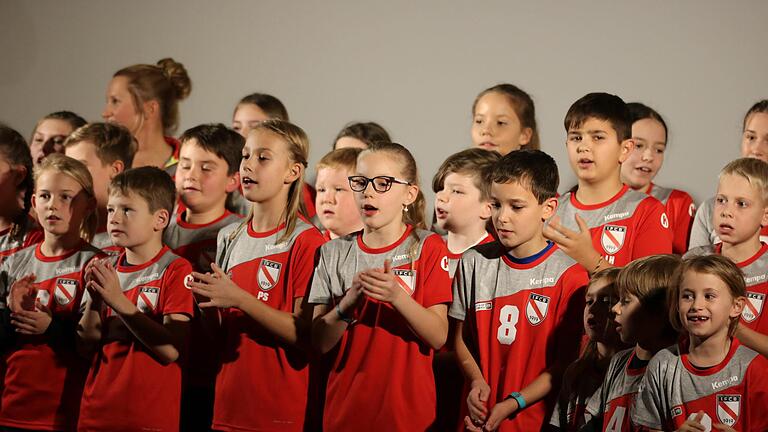 Zum 100. Geburtstag des FC Bad Brückenau präsentierte der Nachwuchs des Vereins ein selbst komponiertes Geburtstagsständchen auf der Bühne. Foto: Sebastian Schmitt       -  Zum 100. Geburtstag des FC Bad Brückenau präsentierte der Nachwuchs des Vereins ein selbst komponiertes Geburtstagsständchen auf der Bühne. Foto: Sebastian Schmitt