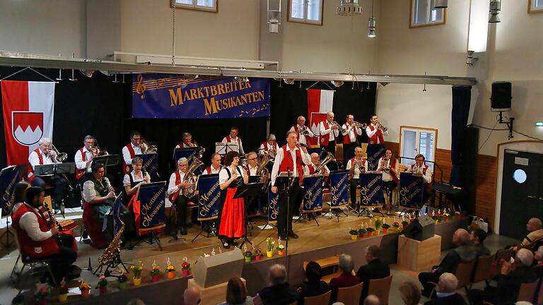 Die Marktbreiter Musikanten verstanden es, die Zuhörer in ihren Bann zu ziehen. Die Marktbreiter Musikanten verstanden es, die Zuhörer in ihren Bann zu ziehen.