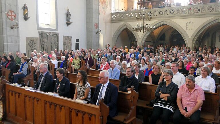 Über 200 Gläubige nahmen am Abschiedsgottesdienst für Pfarrer Stephan Eschenbacher in der Ritterkapelle teil.