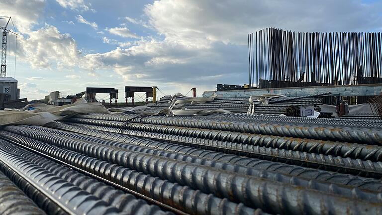 Massenhaft Material wird für den sechsstreifigen Ausbau der A3 benötigt, auch für den Bau der neuen Brücke zwischen Kleinlangheim und Haidt.