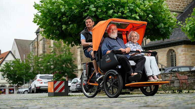 Rundfahrt durch die Altstadt: Mitarbeiterinnen und Mitarbeiter der Nachbarschaftshilfe testen in der Innenstadt von Gerolzhofen die neue Fahrrad-Rikscha für Seniorinnen und Senioren.