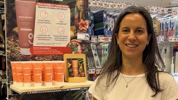 Monika Nätscher präsentiert stolz den Aufsteller mit ihrer Drachenblut-Zahnpasta im Edeka-Markt in Lohr.