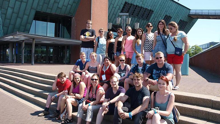 Amsterdam erleben: Die Klasse der Krankenpflegeschule des Landkreises zusammen mit ihrer Klassenlehrerin Karin Fürchow vor dem Nemo-Museum.