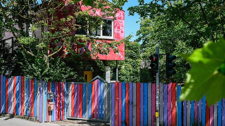 Corona-Fall! Die Kindertagestätte unterhalb der Würzburger Löwenbrücke ist deshalb geschlossen worden.