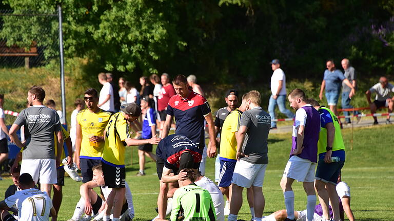 Spielszenen und Emotionen vom Relegationsspiel um den Aufstieg in die Kreisklasse, das der FC Ober-/Mitelstreu mit 3:1 gegen die SG Niederlauer I/Strahlungen II vor 748 Zuschauenden in Herschfeld gewann.