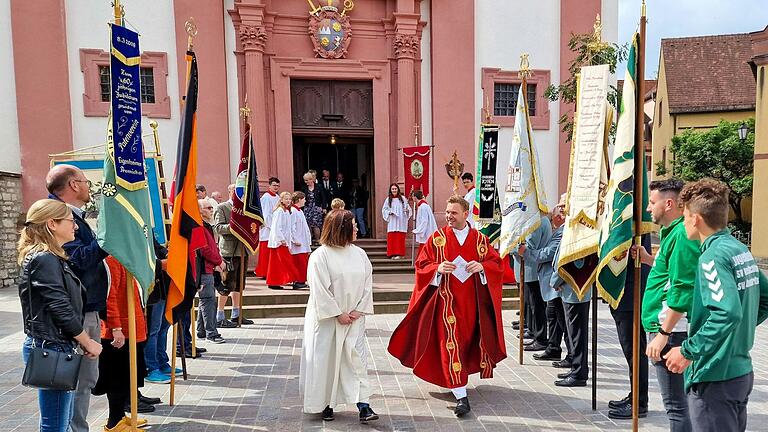 Ihre große Solidarität bekundeten zahlreiche Veitshöchheimer Vereine mit ihren Fahnenabordnungen  beim Kirchgang zum Gedenktag des hiesigen Orts- und Kirchenpatron Sankt Vitus. Darüber freute sich wie im Bild zu sehen besonders Pfarrer Christian Nowak mit seiner Gemeindereferentin Martina Zentgraf.