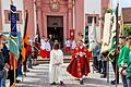 Ihre große Solidarität bekundeten zahlreiche Veitshöchheimer Vereine mit ihren Fahnenabordnungen  beim Kirchgang zum Gedenktag des hiesigen Orts- und Kirchenpatron Sankt Vitus. Darüber freute sich wie im Bild zu sehen besonders Pfarrer Christian Nowak mit seiner Gemeindereferentin Martina Zentgraf.