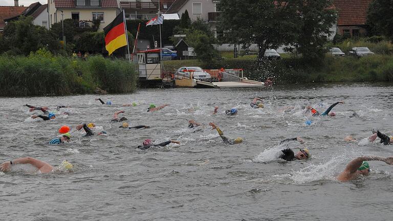 Auf Höhe der Mainfähre von Albertshofen nach Mainstockheim starteten die Teilnehmenden von Mainswimm auf der Langdistanz.