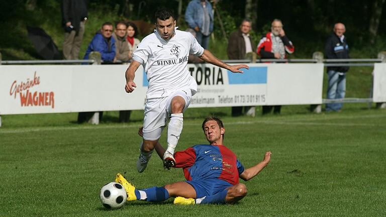 Constantin Paunescu (links, hier 2010 im Trikot des TSV Abtswind im Duell gegen Daniel Göttlicher) wird neuer Trainer beim TSV Gochsheim.