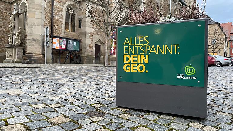 Mit wechselnden Botschaften sind das neue Logo und der Slogan 'Dein Geo' an vielen Orten im Stadtgebiet präsent, zum Beispiel auf diesem Pflanzkübel am Marktplatz. Mit wechselnden Botschaften sind das neue Logo und der Slogan 'Dein Geo' an vielen Orten im Stadtgebiet präsent, zum Beispiel auf diesem Pflanzkübel am Marktplatz.