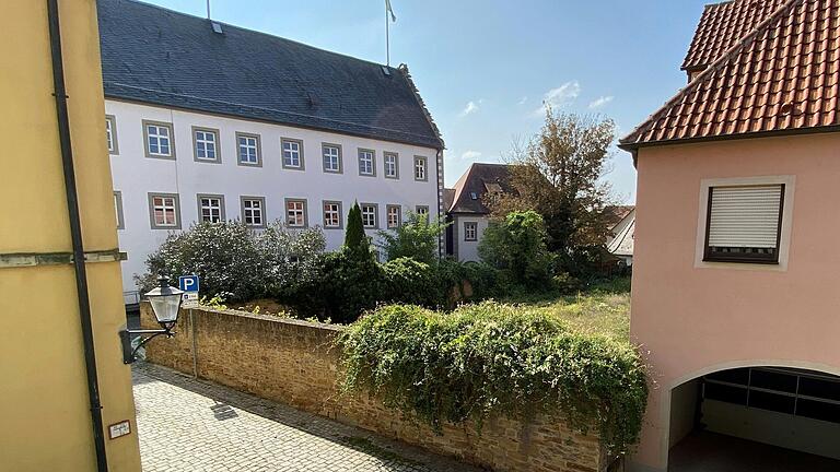 Dass die Stadt neue Parkplätze auf der Fläche eines Gartengrundstücks direkt an der VG (hinter der Mauer) schaffen will, kritisierten mehrere Bürgerinnen und Bürger. Dass die Stadt neue Parkplätze auf der Fläche eines Gartengrundstücks direkt an der VG (hinter der Mauer) schaffen will, kritisierten mehrere Bürgerinnen und Bürger.