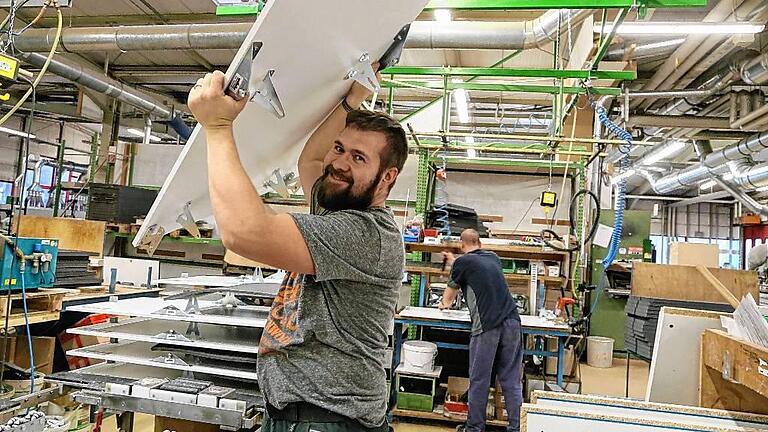 Wellhöfer-Mitarbeiter Florian Leimig am Montagepunkt, wo aus einzelnen Bauteilen eine komplette Bodentreppe wird.