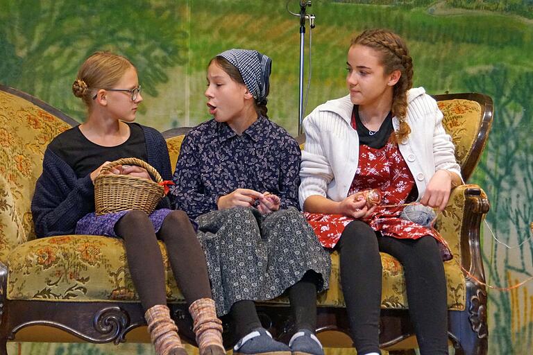 Lea Fischer, Laura Kuther und Olivia Issing vom Kindertheater Erbshausen-Sulzwiesen im Stück 'Strickabend'.  Foto: Irene Konrad