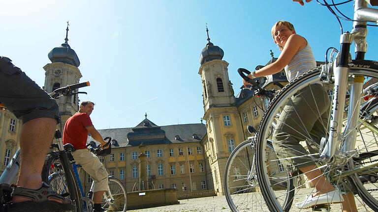 Wein, Wandern, Radtouren. Nur drei der Themen mit denen vor allem der Landkreis Schweinfurt touristisch punkten kann. Diese Radlergruppe ist gerade vor dem Wernecker Schloss angekommen.