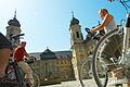 Wein, Wandern, Radtouren. Nur drei der Themen mit denen vor allem der Landkreis Schweinfurt touristisch punkten kann. Diese Radlergruppe ist gerade vor dem Wernecker Schloss angekommen.