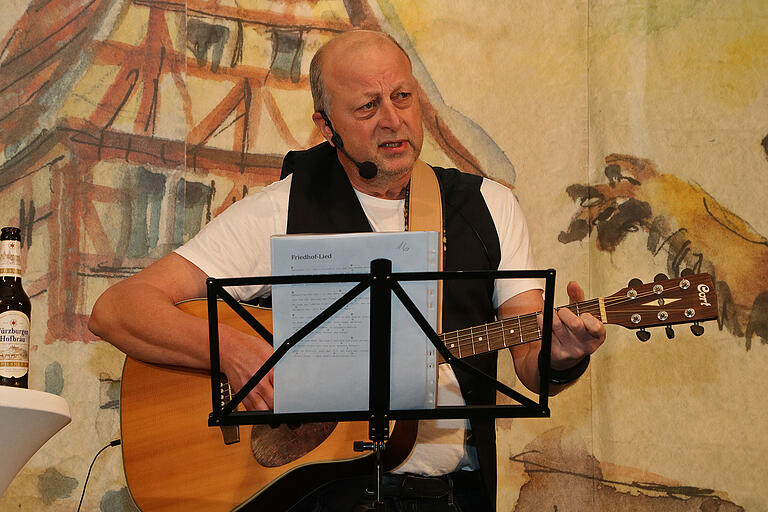 In der Rolle des 'Leinach-Gstanzlers' begeisterte Thomas Anetzberger das Publikum.