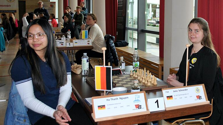 Warten auf die Freigabe der Bretter: Jana Schneider (rechts) spielte in der neunten Runde gegen Ha Thanh Nguyen. Warten auf die Freigabe der Bretter: Jana Schneider (rechts) spielte in der neunten Runde gegen Ha Thanh Nguyen.