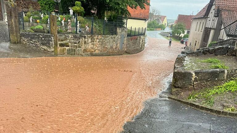 Unwetter im Landkreis Haßberge: In Bischwind spülten die Fluten einen Schlammteppich in das Dorf, den die Feuerwehr anschließend beseitigte.