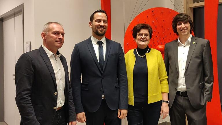 Bürgermeisterwahl in Werneck (von links): FW-Kandidat Stephan Schäflein, Wahlsieger Sebastian Hauck (CSU), die noch amtierende Bügermeisterin und Wahlleiterin Edeltraud Baumgartl (CSU) und Grünen-Kandidat Johannes Weiß.