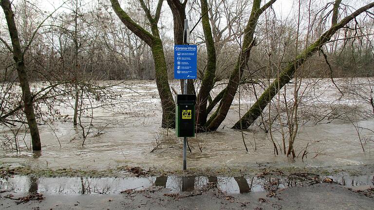 In Schweinfurt reichte das Hochwasser unterhalb der Staustufe bis zum Maintalradwanderweg.