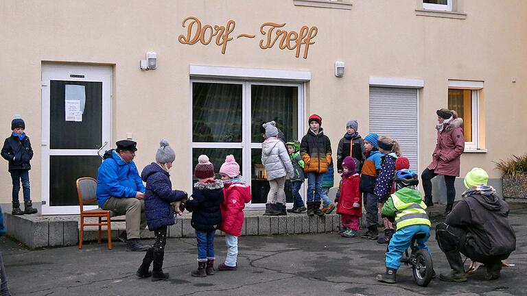 Zur Eröffnung des Adventsfensters am Dorf-Treff las André Ziegler den Kindern eine Weihnachtsgeschichte vor.