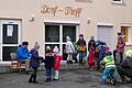 Zur Eröffnung des Adventsfensters am Dorf-Treff las André Ziegler den Kindern eine Weihnachtsgeschichte vor.