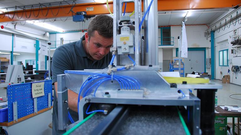 Ganz genau geprüft: Die Wenzel-Firmengruppe ist auf Messgeräte spezialisiert, die in der Autoindustrie, für die Medizintechnik sowie in der Luft- und Raumfahrt eingesetzt werden. Ganz genau geprüft: Die Wenzel-Firmengruppe ist auf Messgeräte spezialisiert, die in der Autoindustrie, für die Medizintechnik sowie in der Luft- und Raumfahrt eingesetzt werden.