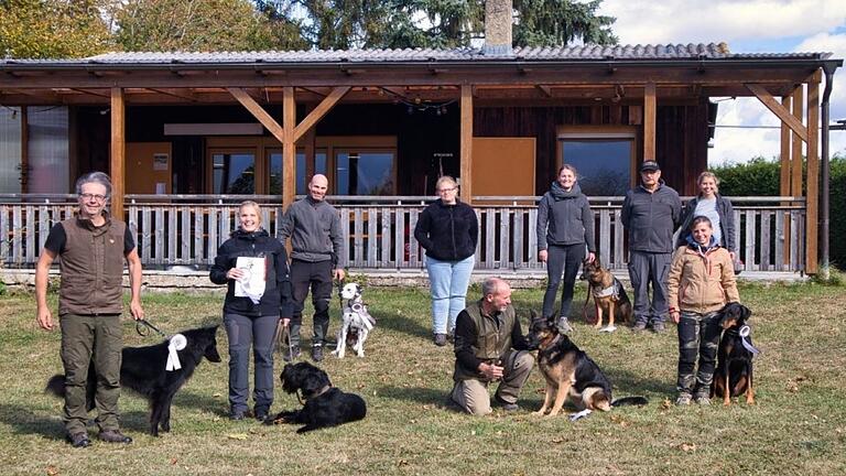 Auf dem Foto (von links): Uwe Heinz mit Gerry, Franziska Lesch mit Malu, Benjamin Müller mit Djara, Richterin Laura Wallek, Thomas Landwehr mit Anuk, Michaela Dopf mit Ina, Fährtenleger Horst Würkner mit 1. Vorsitzender Barbara Müller, Natascha Kuchenmeister mit Heinrich.