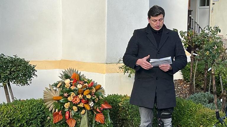 2. Bürgermeister Jan Baumann am Kriegerdenkmal. 2. Bürgermeister Jan Baumann am Kriegerdenkmal.