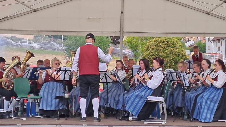 Die Eberner Blaskapelle sorgt beim Genussfestival für Stimmung.