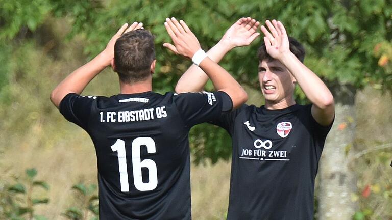 Eibstadts dreifacher Torschütze Daniel Fürst (rechts) wird von seinem Kollegen Florian Zirkelbach beglückwünscht. Daniel Fürsts Tor in der siebten Minute der Nachspielzeit sicherte dem FC Eibstadt in der Fußball-Kreisliga Rhön den Heimsieg gegen die DJK Schondra.