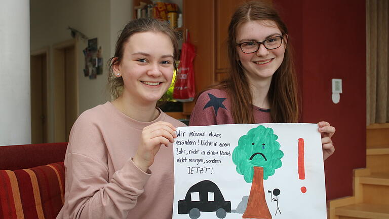 Leonie Fiedler (links) und Charlotte Ott demonstrieren für den Klimaschutz.