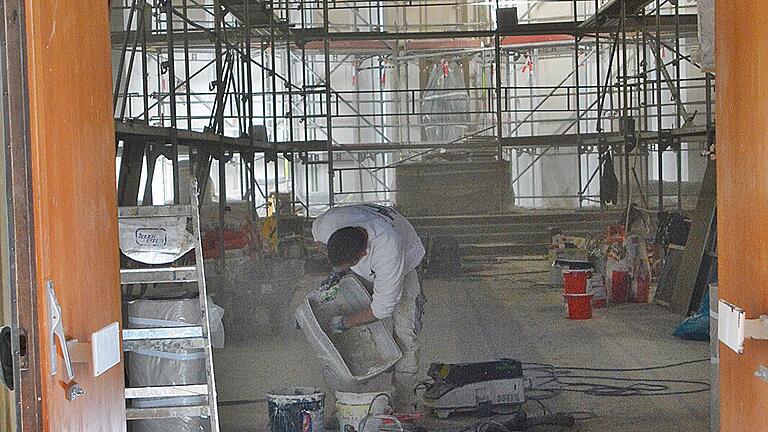 Noch ist die Kirche in Großeibstadt eingerüstet und Staub liegt in der Luft, wenn man die Baustelle betritt.