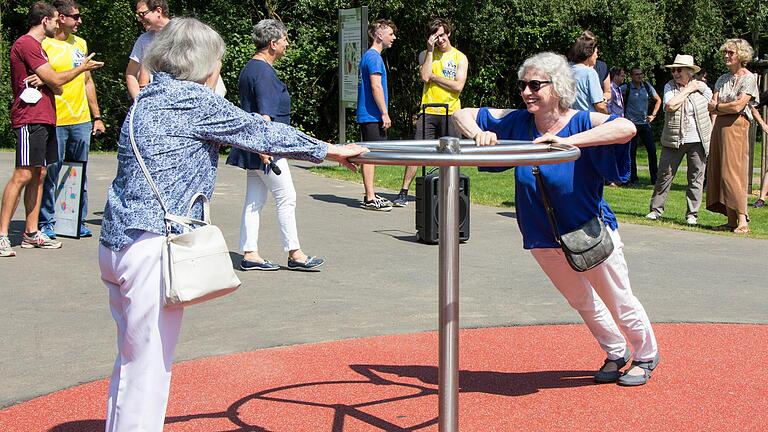Rosemarie Wegner (links) und Heidi Richard (rechts) aus der Lindleinsmühle probierten die Fitnessgeräte aus. Rosemarie Wegner (links) und Heidi Richard (rechts) aus der Lindleinsmühle probierten die Fitnessgeräte aus.