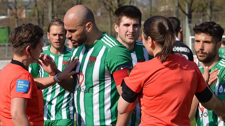 Große Aufregung: FC-05-Torjäger Adam Jabiri (Mitte) diskutiert seine Handspiel-Szene zum vermeintlichen 1:0 mit Schiedsrichterin Angelika Söder (vorne rechts) und Assistentin Alessa Plass (links). Seine Teamkollegen (von links) Kristian Böhnlein, Kevin Fery und Amar Cekic mischen sich ein.