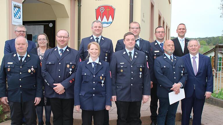 Das Silberne Ehrenzeichen gab es für sechs Feuerwehrleute; mit im Bild: (hinten links) die beiden Stellvertretenden Bürgermeister, KBI Eyrich (vorne links) sowie KBM Büchner und Bürgermeister Götz (hinten rechts) und Landrat Bold (vorne rechts).       -  Das Silberne Ehrenzeichen gab es für sechs Feuerwehrleute; mit im Bild: (hinten links) die beiden Stellvertretenden Bürgermeister, KBI Eyrich (vorne links) sowie KBM Büchner und Bürgermeister Götz (hinten rechts) und Landrat Bold (vorne rechts).