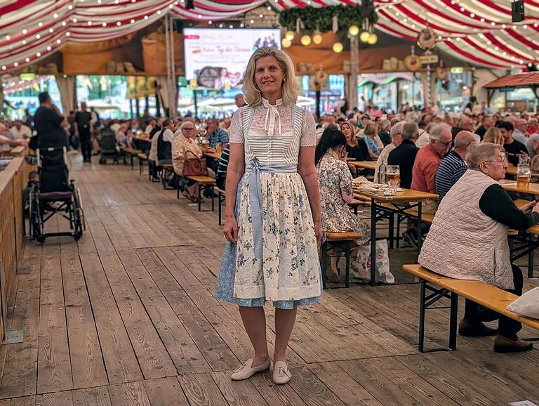 Heike Müller aus Hergolshausen (Lkr. Schweinfurt) trägt ein hochgeschlossenes Dirndl.