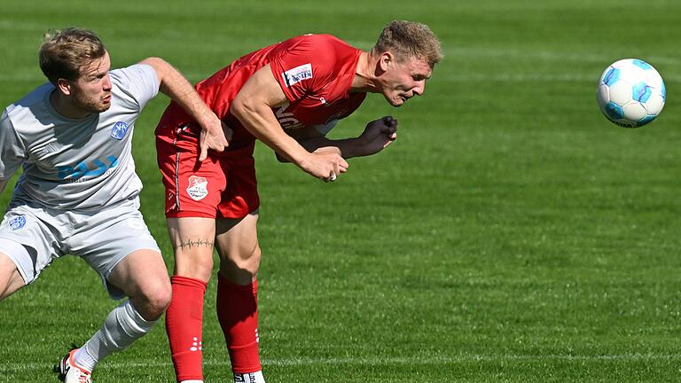 Der TSV Aubstadt um Kapitän Steffen Behr (rechts) kam im Heimspiel gegen Viktoria Aschaffenburg (links Roberto Desch) nicht über ein 1:1 hinaus.