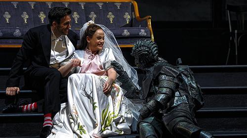 Probe vor der Premiere: Die Opernsänger Rebecca von Lipinski (Mitte) und Ed Lyon (links) proben in Stuttgart die Oper &bdquo;Schaum der Tage&ldquo; von Edison Denisov. Die Oper feierte am Samstag im Opernhaus Premiere.