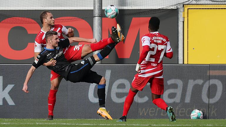 Stand zuletzt beim Auswärtsspiel der Würzburger Kickers beim SC Paderborn auf dem Platz: Ewerton (links, gegen Dennis Srbeny). Gegen den Hamburger SV wird der Brasilianer nicht auflaufen.