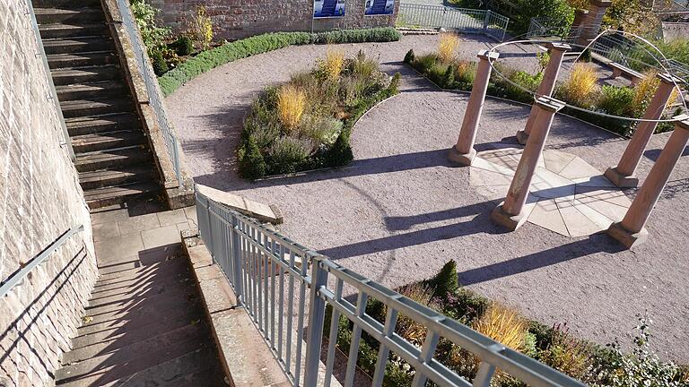 Der Gemündener Ronkarzgarten mit Treppen und Terrassen. Der Gemündener Ronkarzgarten mit Treppen und Terrassen.