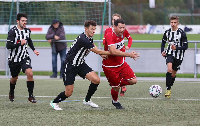 Wie hier Paul Wagner (links) im Laufduell mit Patrick Amrhein war der FC Sand den Frammersbachern an diesem Samstag immer einen Schritt hinterher.