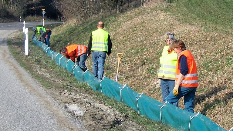 An vielen Stellen im Landkreis Würzburg wurden in den vergangenen Wochen Amphibienschutzzäune errichtet.