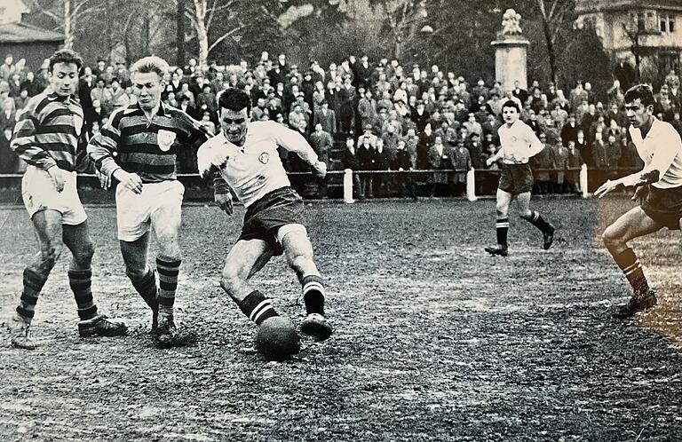 Markantes Wahrzeichen auf dem Kickers-Platz an der Randersackerer Straße: Das Mahnmal ist hier im Hintergrund bei einem Freundschaftsspiel Würzburger Kickers gegen den FSV Frankfurt im Jahr 1961 zu sehen.