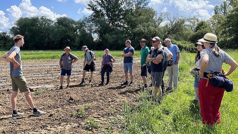 Frisch gepflanzt sind die Bio-Wassermelonen: Bio-Landwirt Frederick Cäsar erläutert die Fruchtfolge des Betriebes.       -  Frisch gepflanzt sind die Bio-Wassermelonen: Bio-Landwirt Frederick Cäsar erläutert die Fruchtfolge des Betriebes.